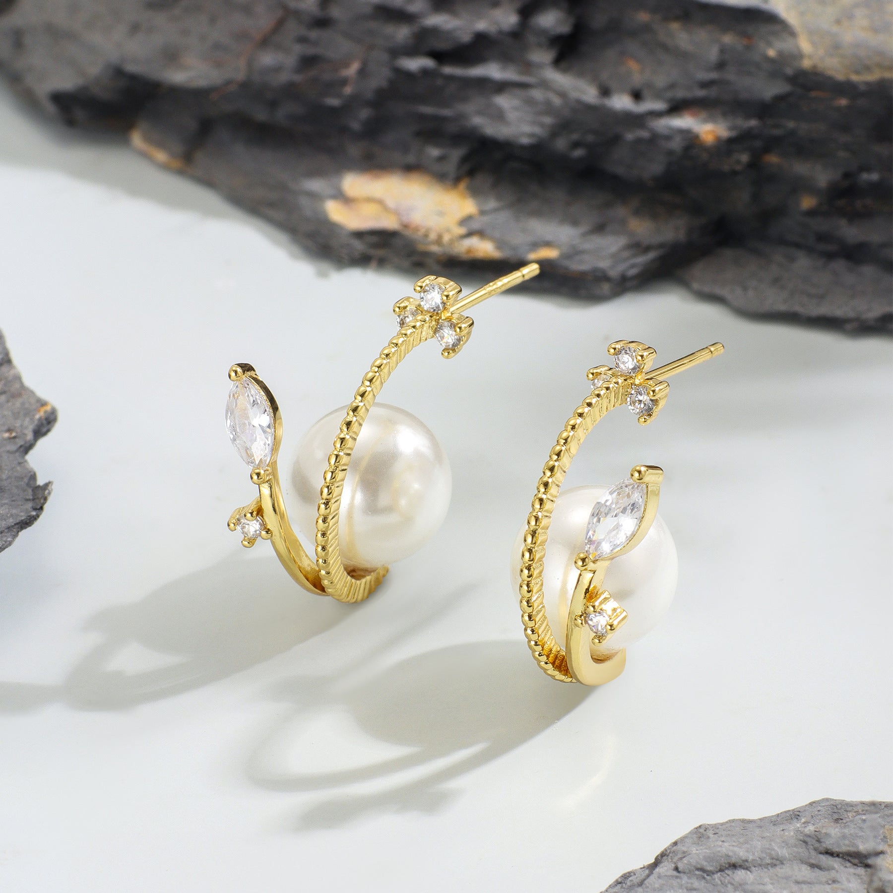 E0096 Elegant and fashionable design zirconia stud earrings for women with gold-plated shell pearl ear accessories