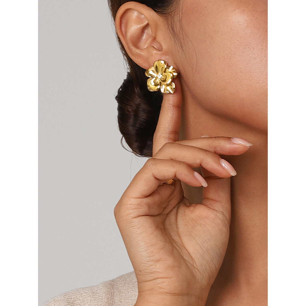 French-style Design Metal Flower Earrings Fashionable and Elegant18K Gold Five-Petal Flower Earrings
