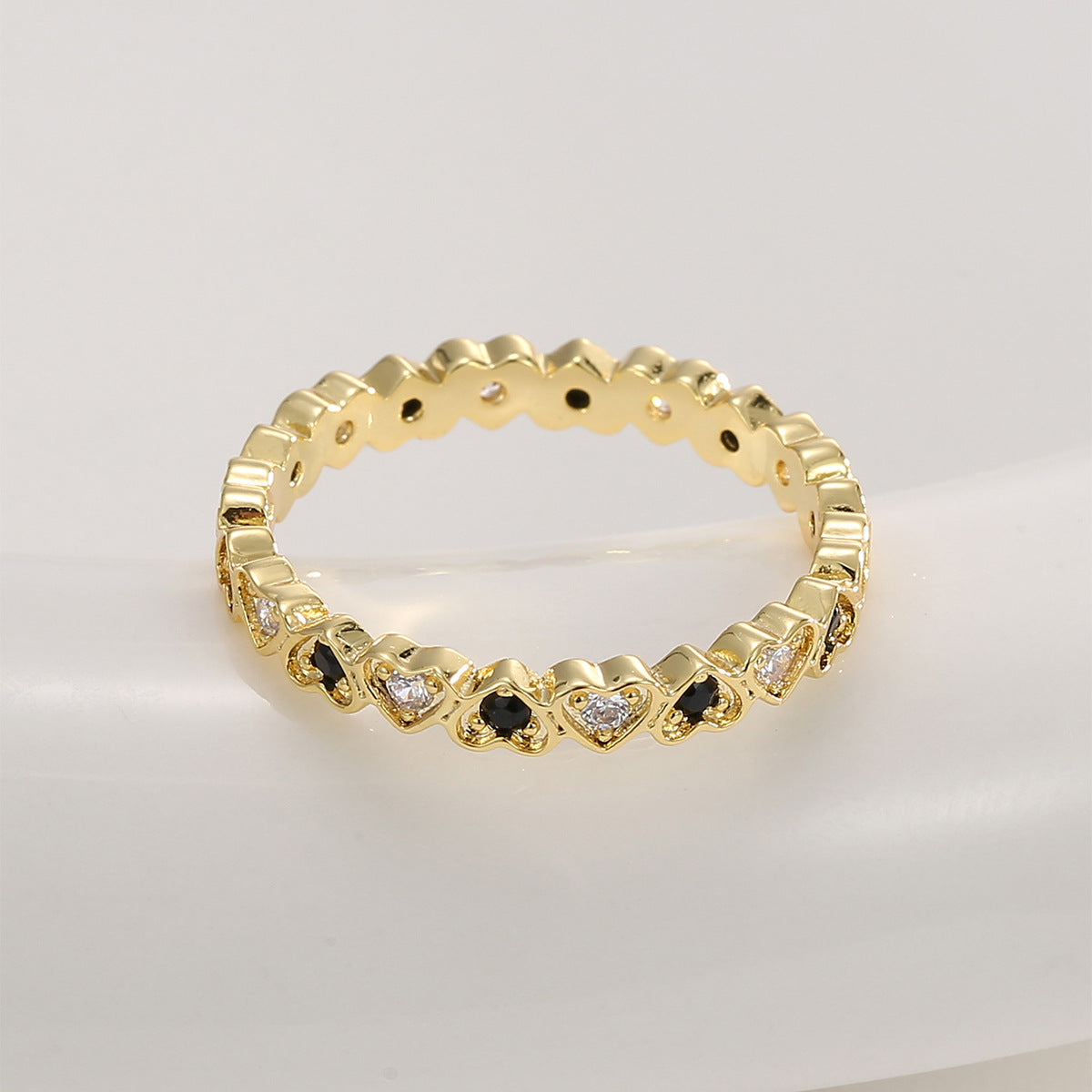 R0672 Fashionable Personality Ring for Women with Heart Inlay and Black and White Zircon