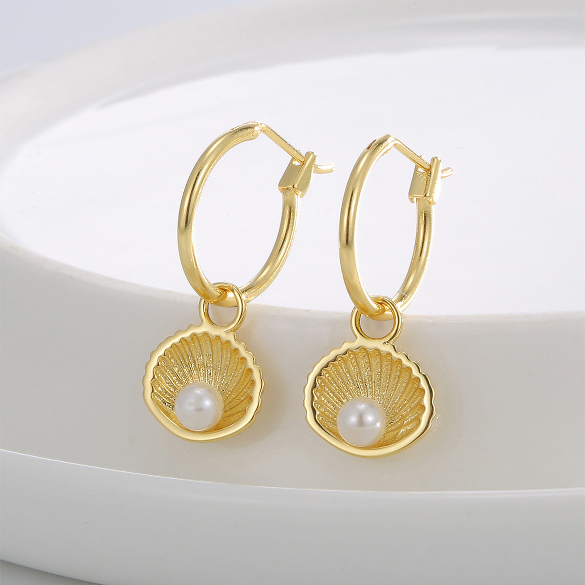 E0829 retro Elegant Design Earrings Female Shell Shape Inlaid Shell Beads Ear Jewelry