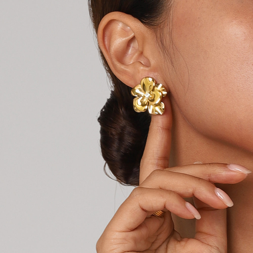 French-style Design Metal Flower Earrings Fashionable and Elegant18K Gold Five-Petal Flower Earrings