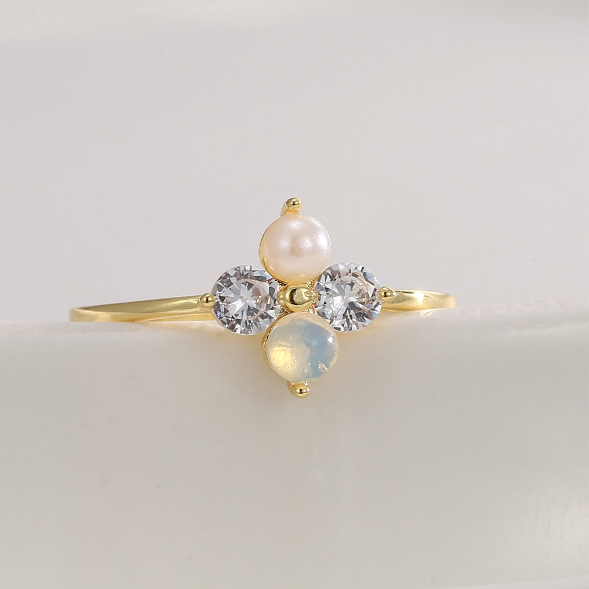 R0694 Elegant Fashion Design Ring Four-Leaf Clover Inlaid with Zircon and Shell Pearl Gold Plated