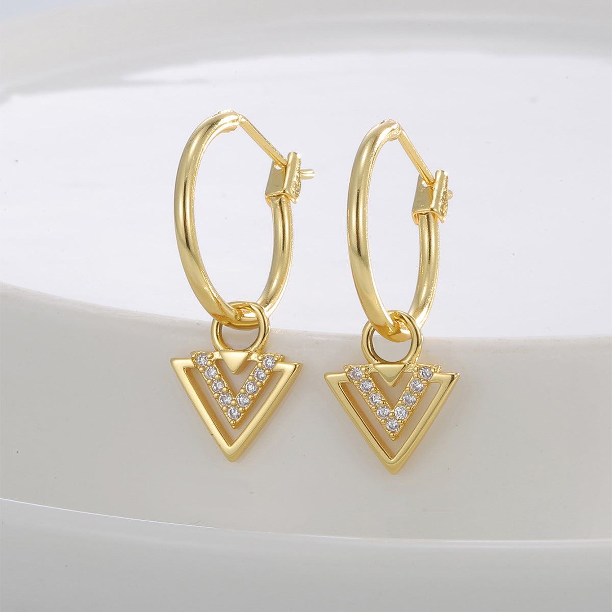 E0807 Dongdaemun Creative Design Triangle Earrings for Women Gold-Plated Geometric V Zirconia Inlaid Earrings
