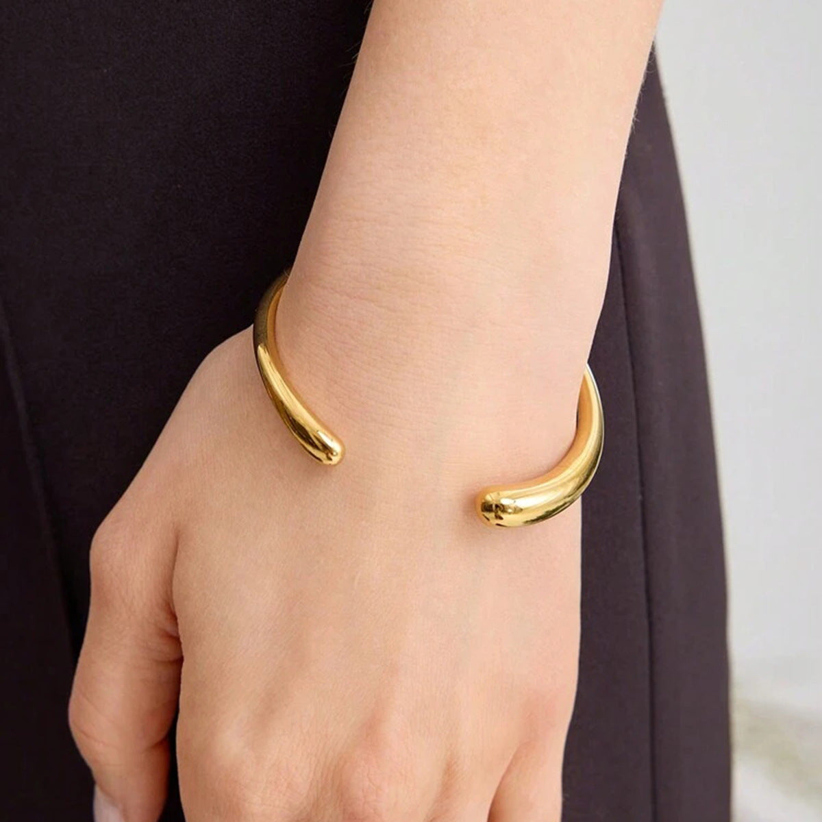 2H 18K Gold Stainless Steel Open Bracelet Minimalist Fashion High-end Smooth Bracelet