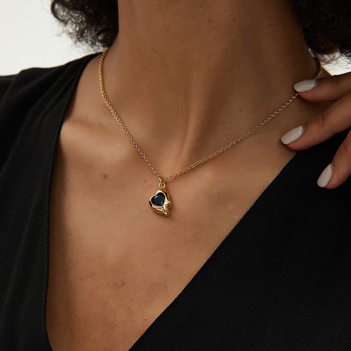 N0257 Fashion Retro Design Necklace for Women Deep Blue Zircon Irregular Heart Pendant