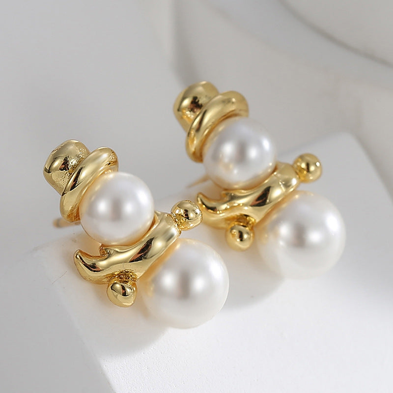 E0538 Christmas Accessories Simple Versatile Design Earrings for Women Copper Plated Real Gold Shell Pearl Snowman Shape Stud Earrings