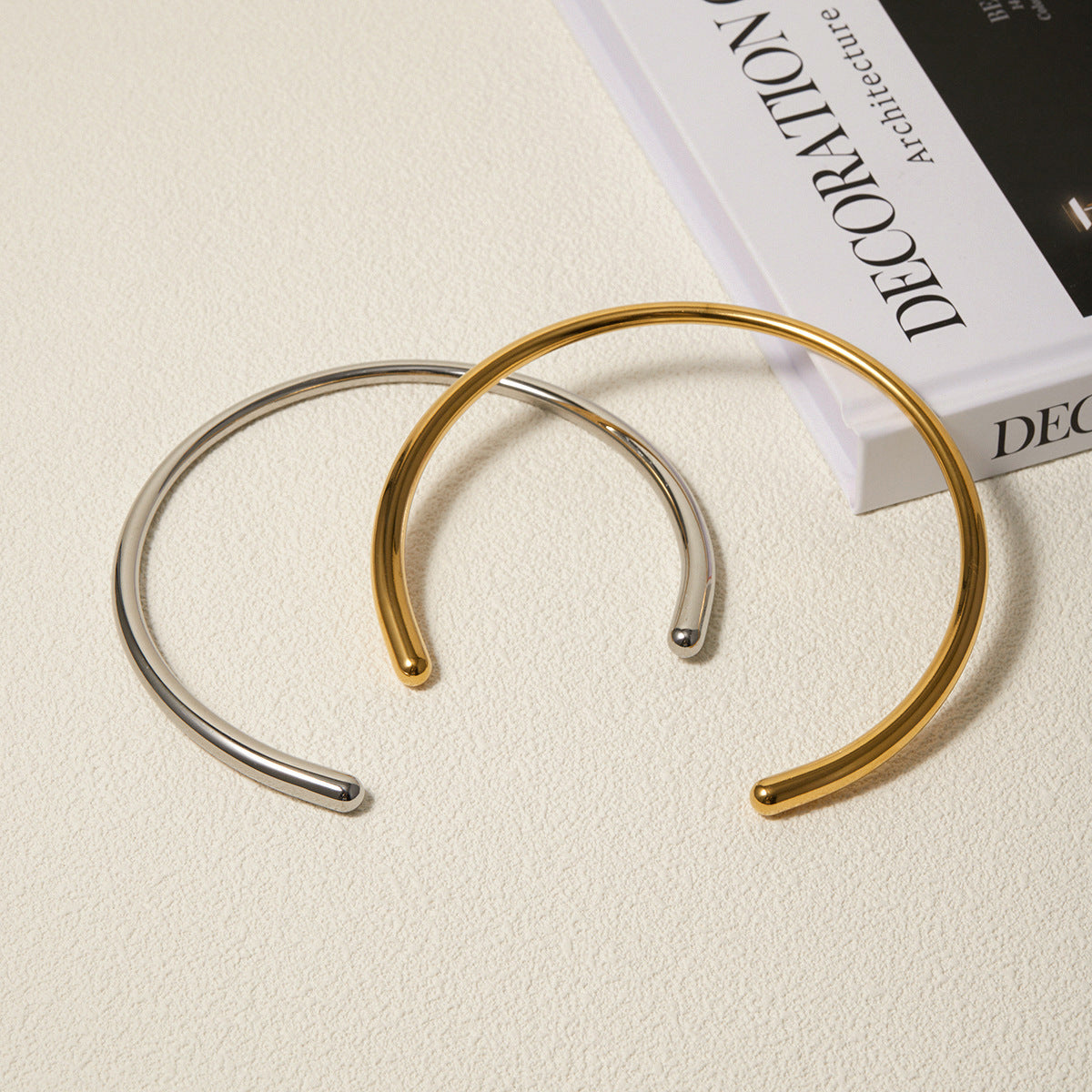 Simple retro-inspired heart necklace for women 18K Gold Vacuum Plating Simple Smooth Choker Necklace