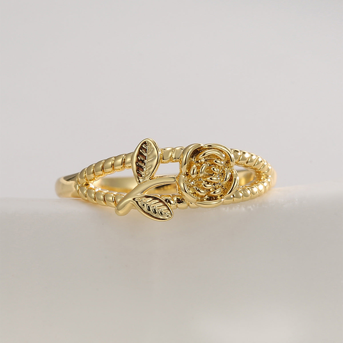 R0685 Vintage Design Flower Hollow Ring New Forest Style Gold-Plated Tail Ring