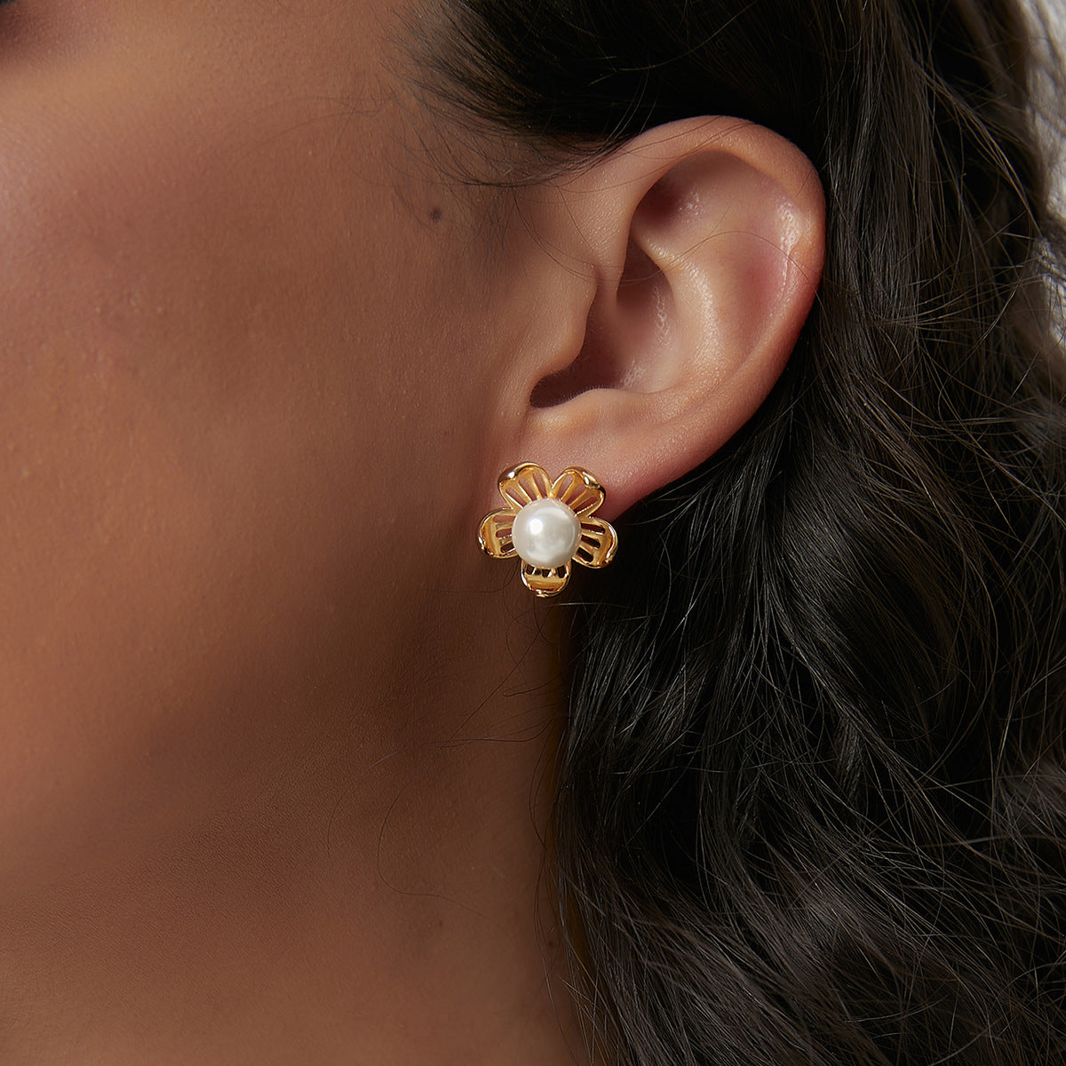 E0462 Small Fashion Simple Shaped Earrings for Women Petal Shell Pearl Earrings