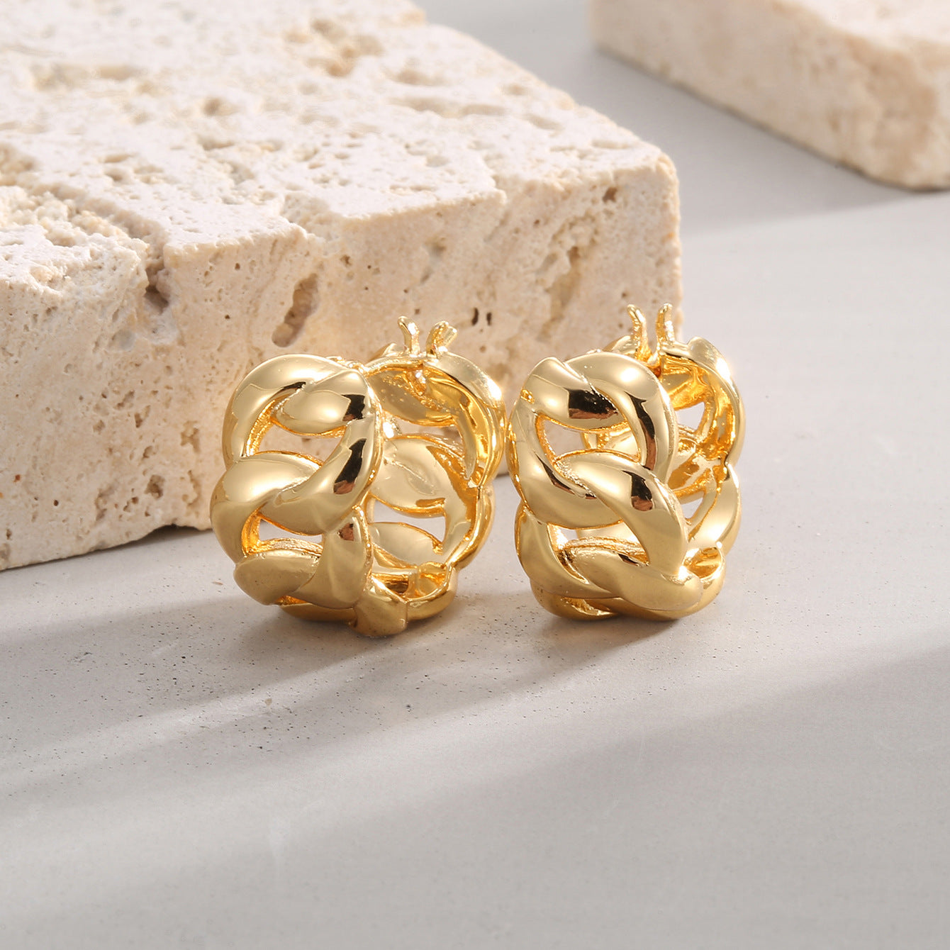 E0252 Vintage Interlocking Smooth Brass Gold-Plated Earrings for Women Hip-Hop Style Ear Jewelry