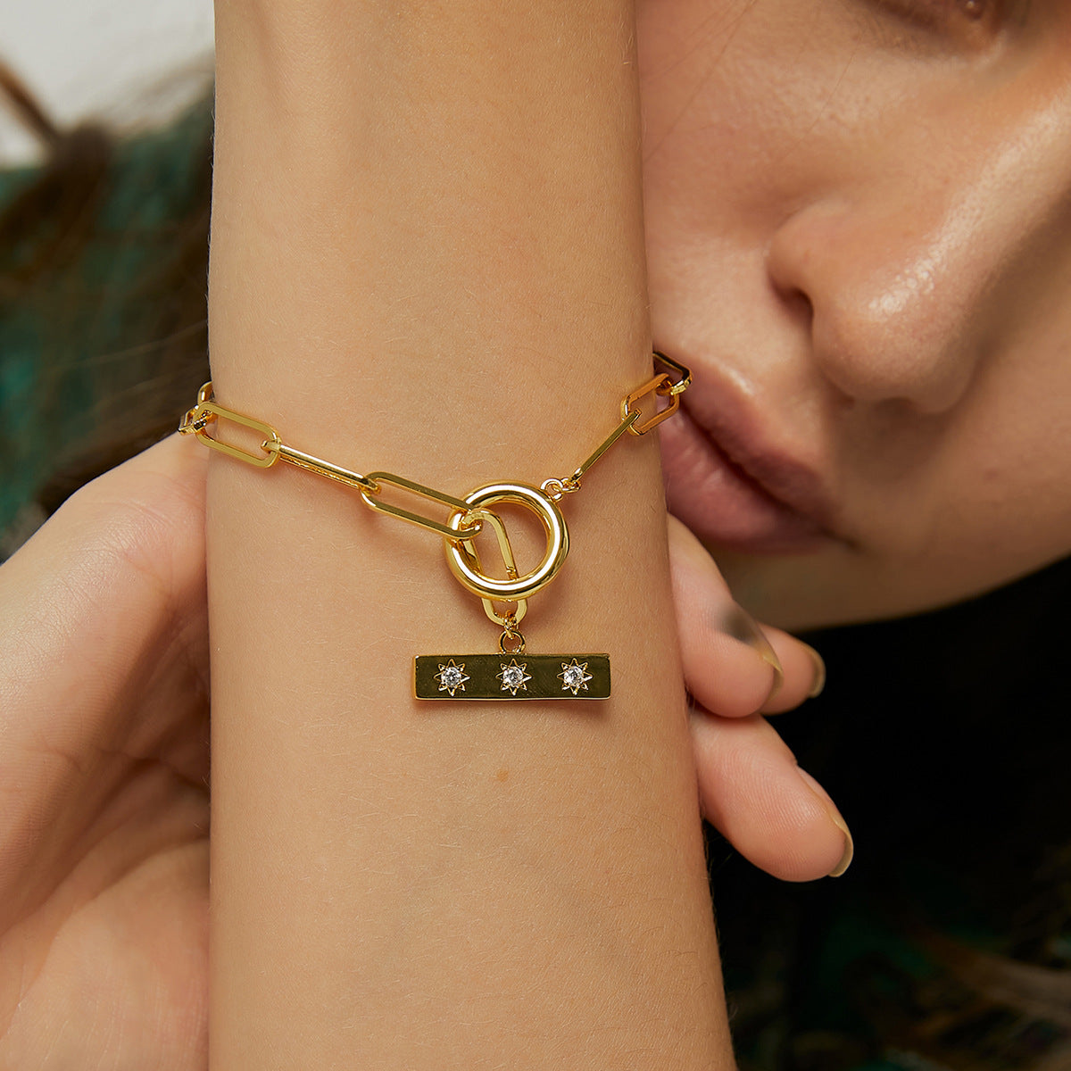 B0081 Star Bracelet Women's Metal Loop Chain Hollow Design OT Chain Link Round Buckle Accessories