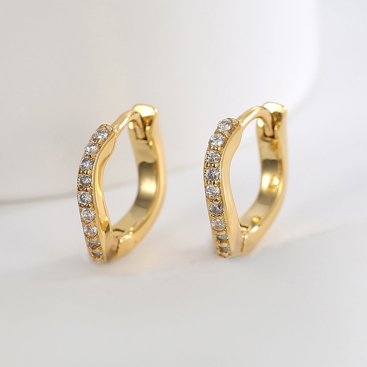 E0508 Fashionable Personality Trend Single Side Zirconia Hoop Earrings for Women Brass Gold Plated Design Sense Ear Cuff
