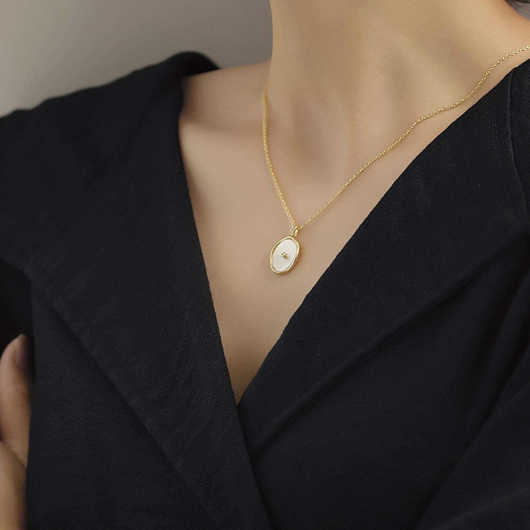 Fashion Necklace Geometric Simple Oval Inlaid Diamond Shell Pendant Collarbone Chain In Stock