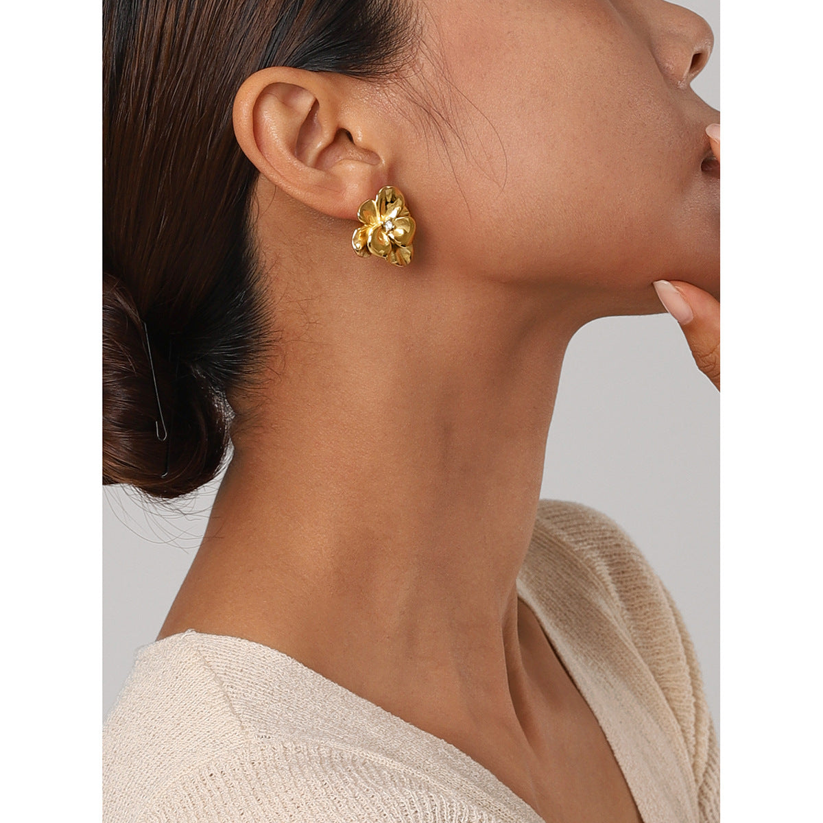 French-style Design Metal Flower Earrings Fashionable and Elegant18K Gold Five-Petal Flower Earrings