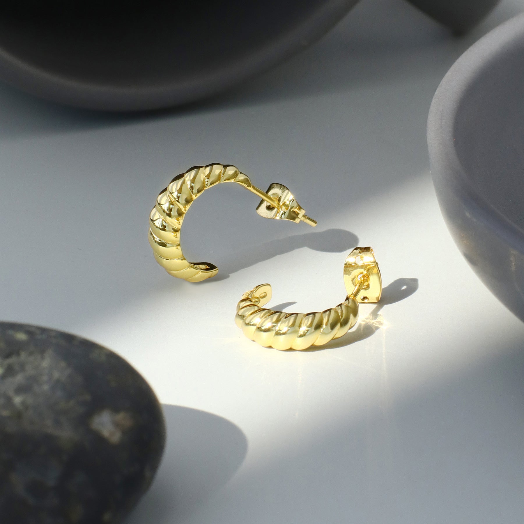 E0056Vintage Copper Gold-Plated Croissant Earrings for Women Minimalist Style Ear Jewelry