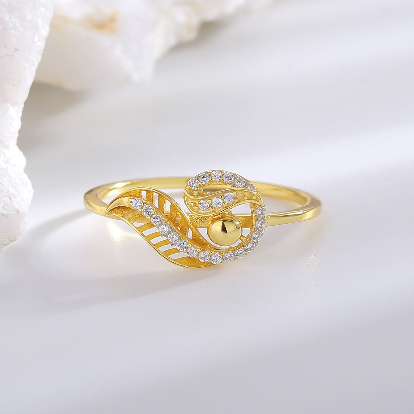 SR0007 S925Silver plating14K Gold Feather Inlaid Zircon Hollow Ring for Women Elegant Simple Design