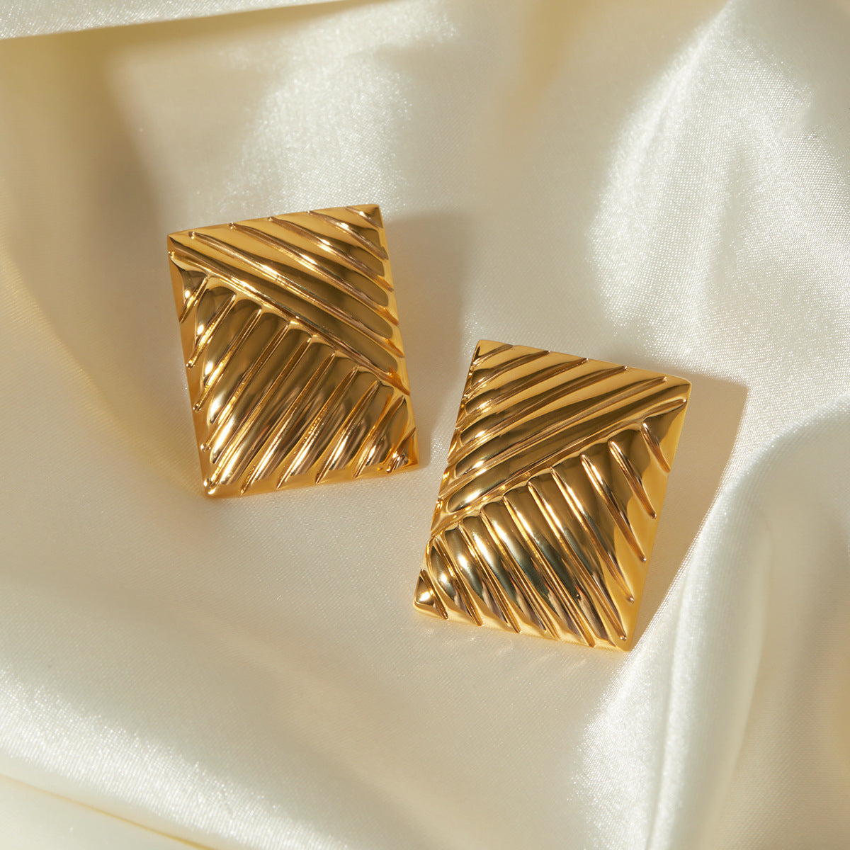 18K Gold Stainless Steel Striped Symmetrical Earrings Simple Design Fashion Stud Earrings