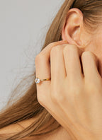 R0246Elegant Zircon Ring for Women Fashionable Diamond-Encrusted Four-Prong Crown Wedding Ring Ring