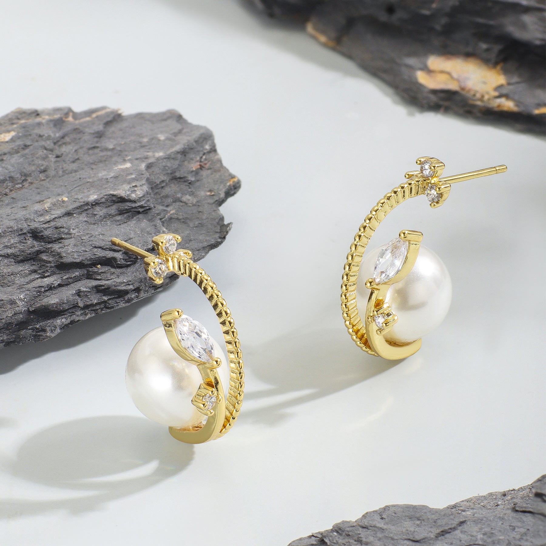 E0096 Elegant and fashionable design zirconia stud earrings for women with gold-plated shell pearl ear accessories