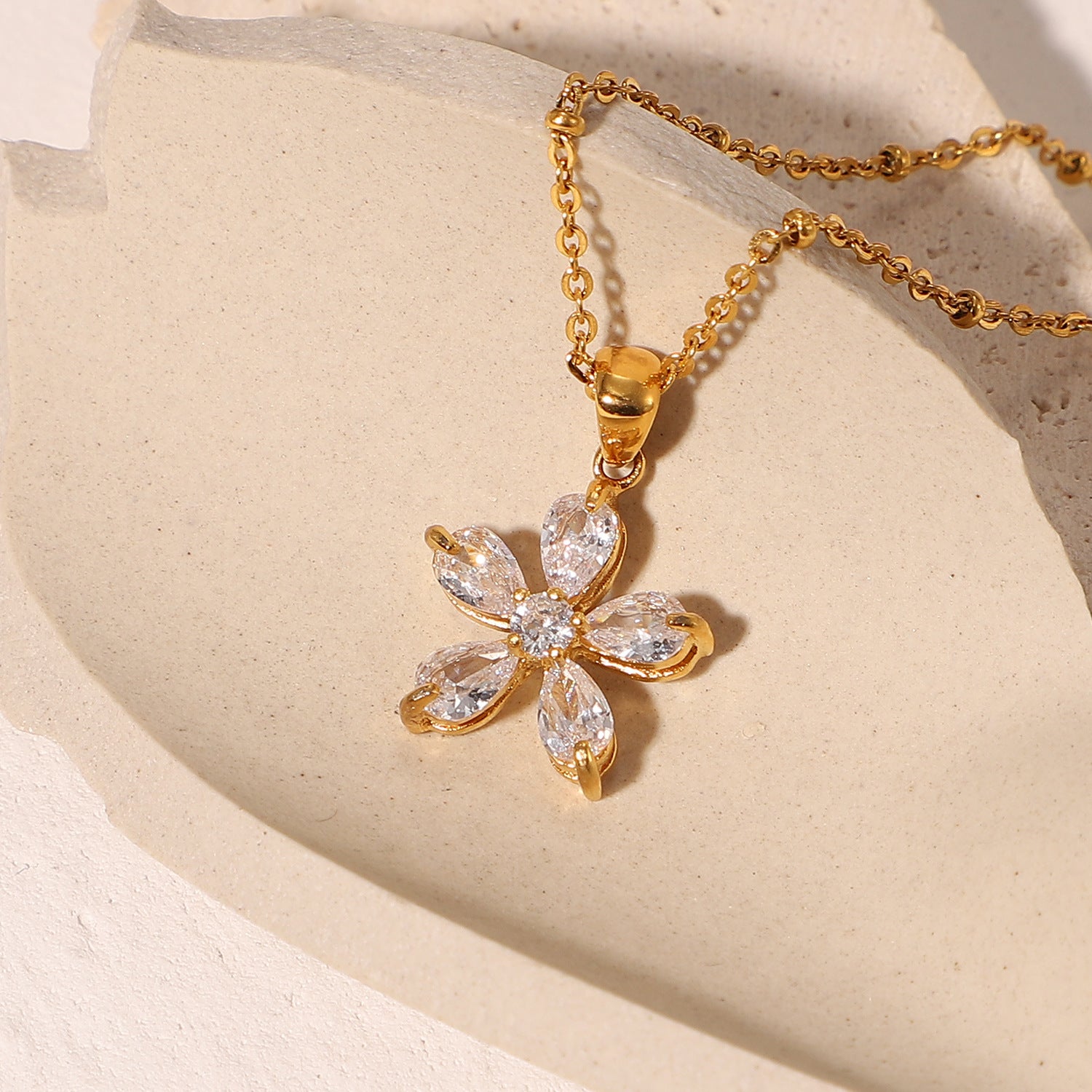 New Flower Necklace18K Gold-plated stainless steel16mm White Zircon Five Petal Flower Pendant Necklace for Women