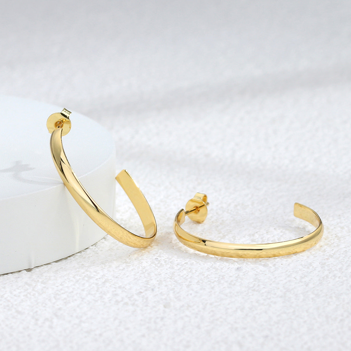 E0300 Multi-size Wind Earrings Simple Geometric C Word Earrings Curved Metal Texture Earrings for Women