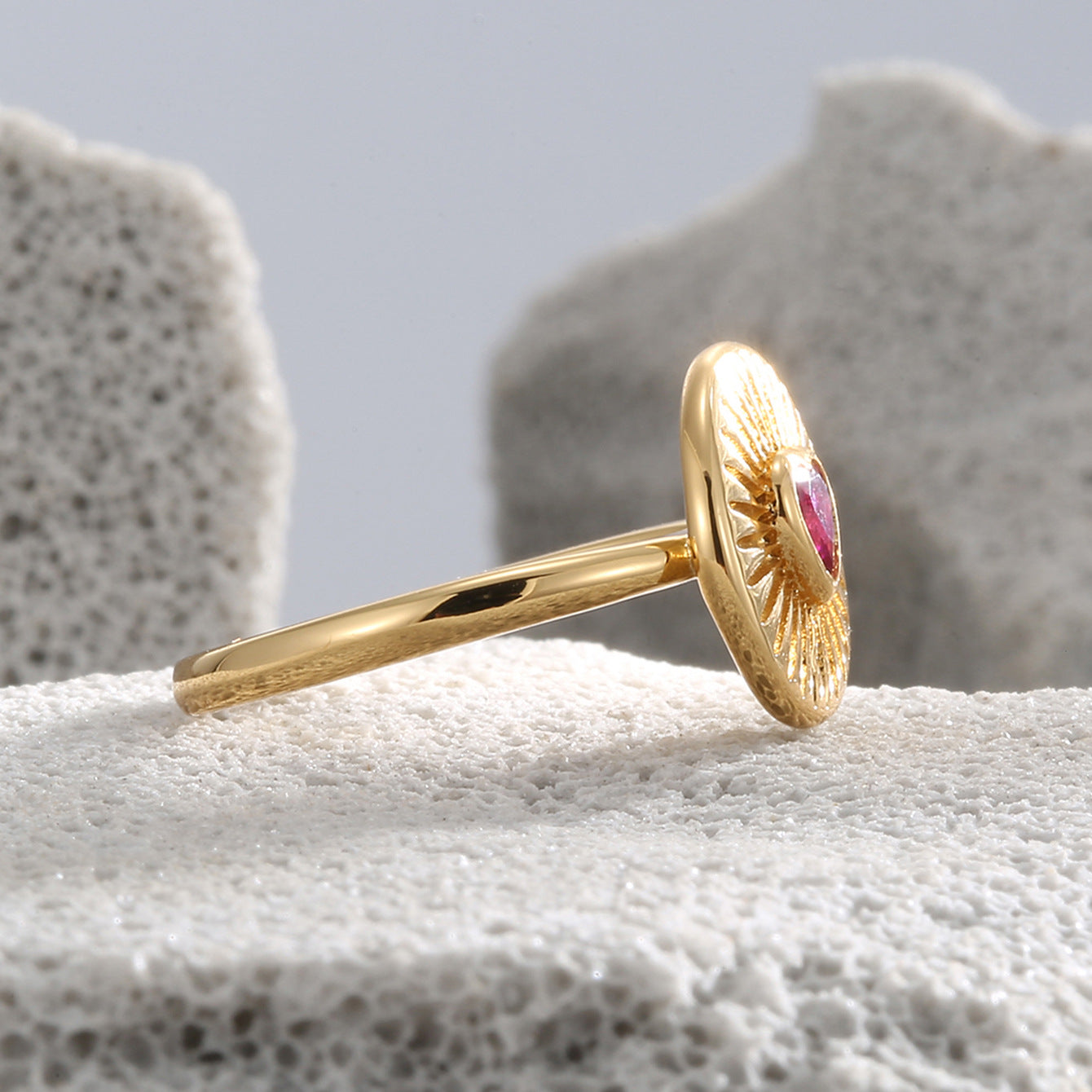 R0156 Brass Gold-Plated Vintage Fashion Design Inlaid Purple Heart Zircon Ring for Women Minimalist