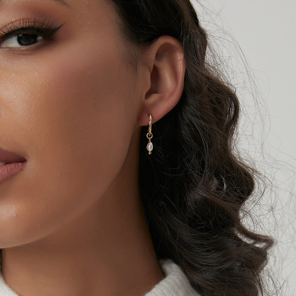 E0441 Manufacturer Supply Fashion Simple Earrings for Women Irregular Shell Beads Vintage C Font Style Earrings