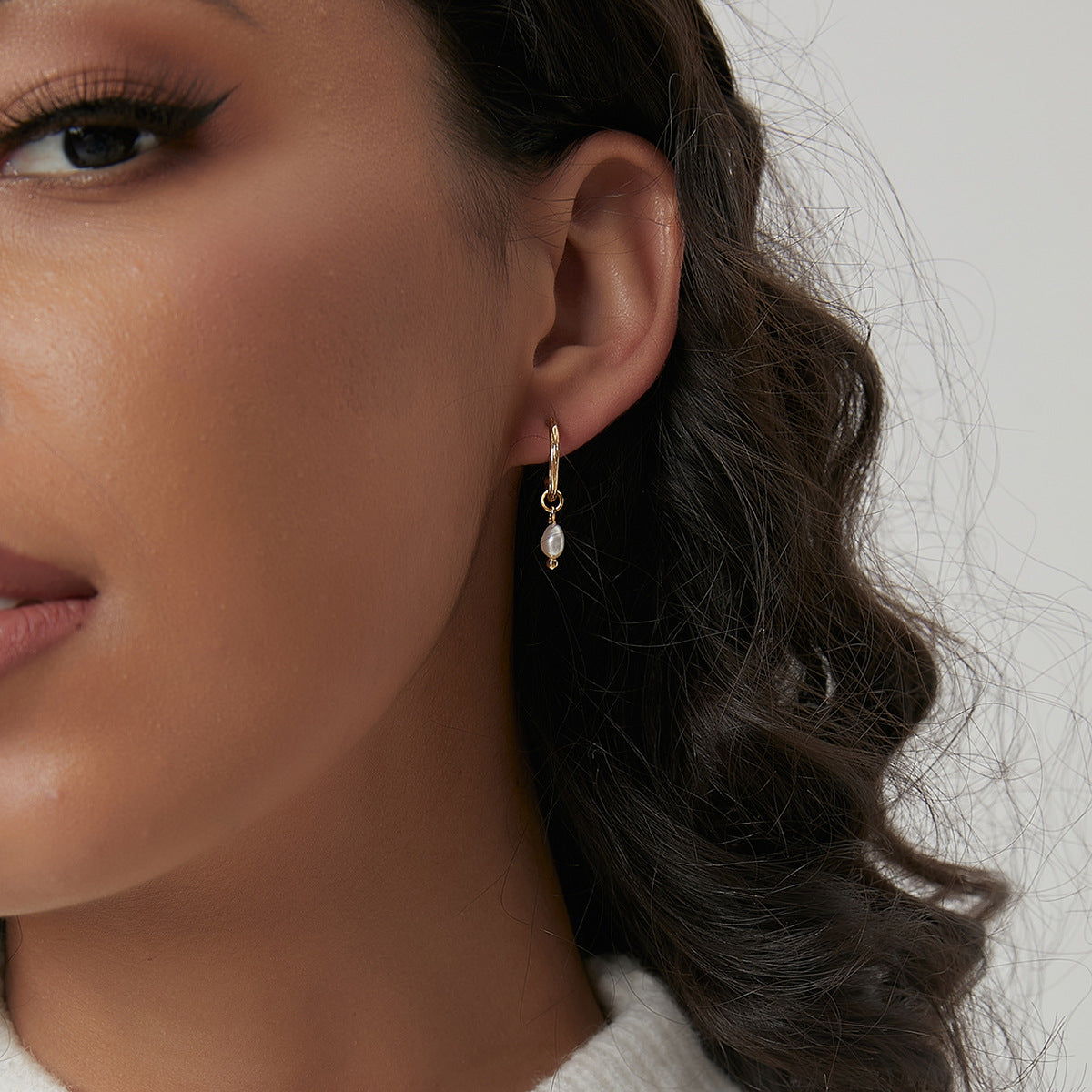 E0441 Manufacturer Supply Fashion Simple Earrings for Women Irregular Shell Beads Vintage C Font Style Earrings