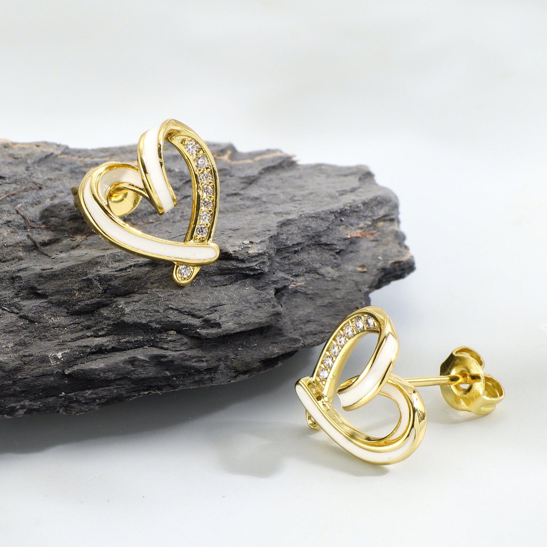 E0195 Elegant Fashion Heart-Shaped Zircon Stud Earrings for Women, Milky White Resin Peach Heart Hollow Design Earrings