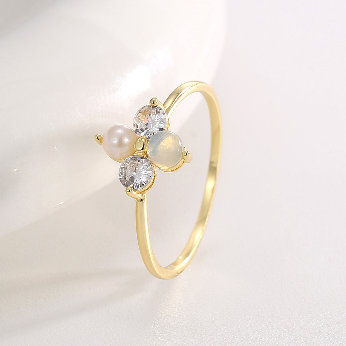 R0694 Elegant Fashion Design Ring Four-Leaf Clover Inlaid with Zircon and Shell Pearl Gold Plated