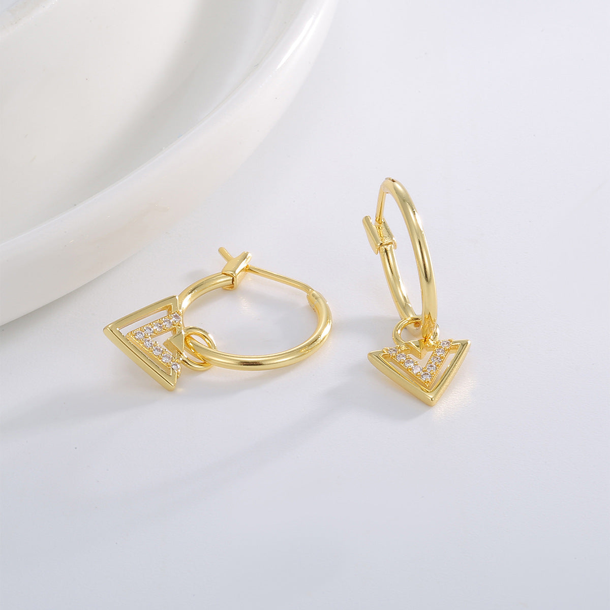 E0807 Dongdaemun Creative Design Triangle Earrings for Women Gold-Plated Geometric V Zirconia Inlaid Earrings