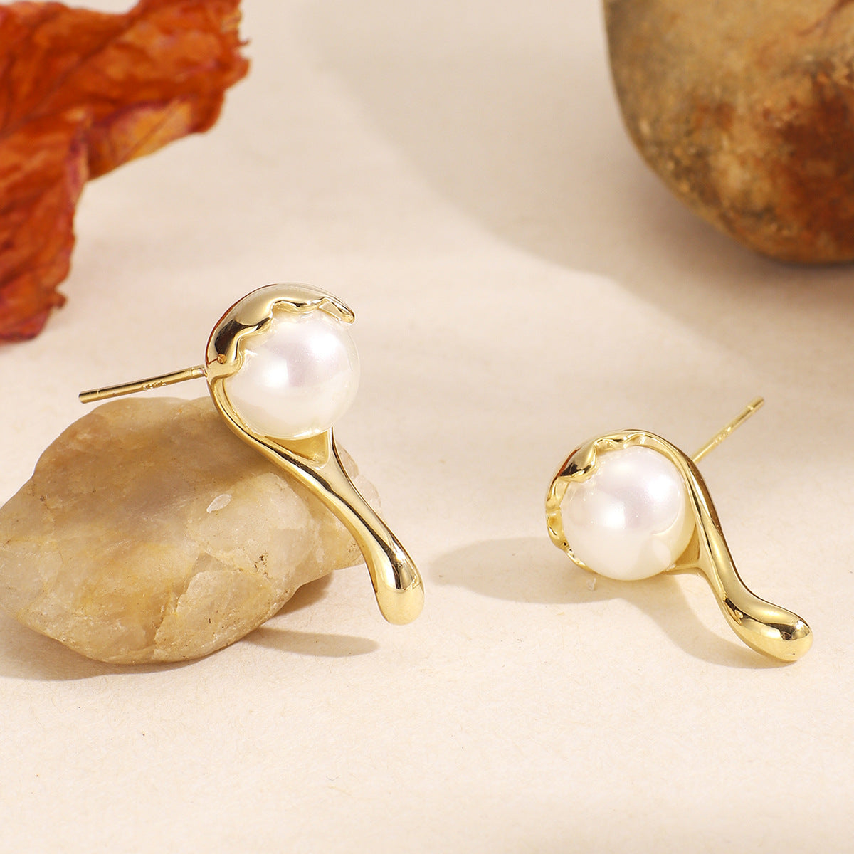 E0150 Korean Style Elegant Small Spoon Shell Pearl Earrings for Women Simple Fashion Gold-Plated Ear Jewelry