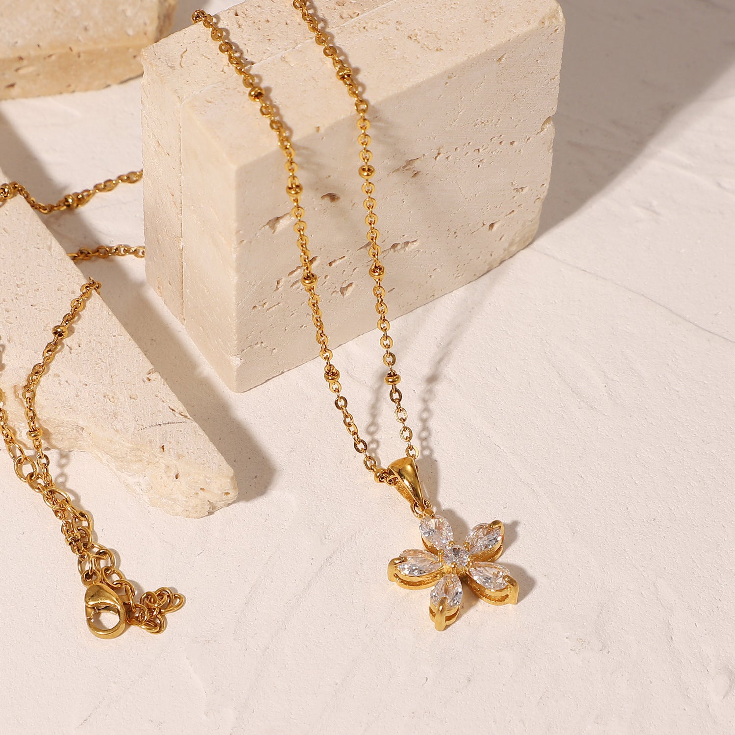 New Flower Necklace18K Gold-plated stainless steel16mm White Zircon Five Petal Flower Pendant Necklace for Women