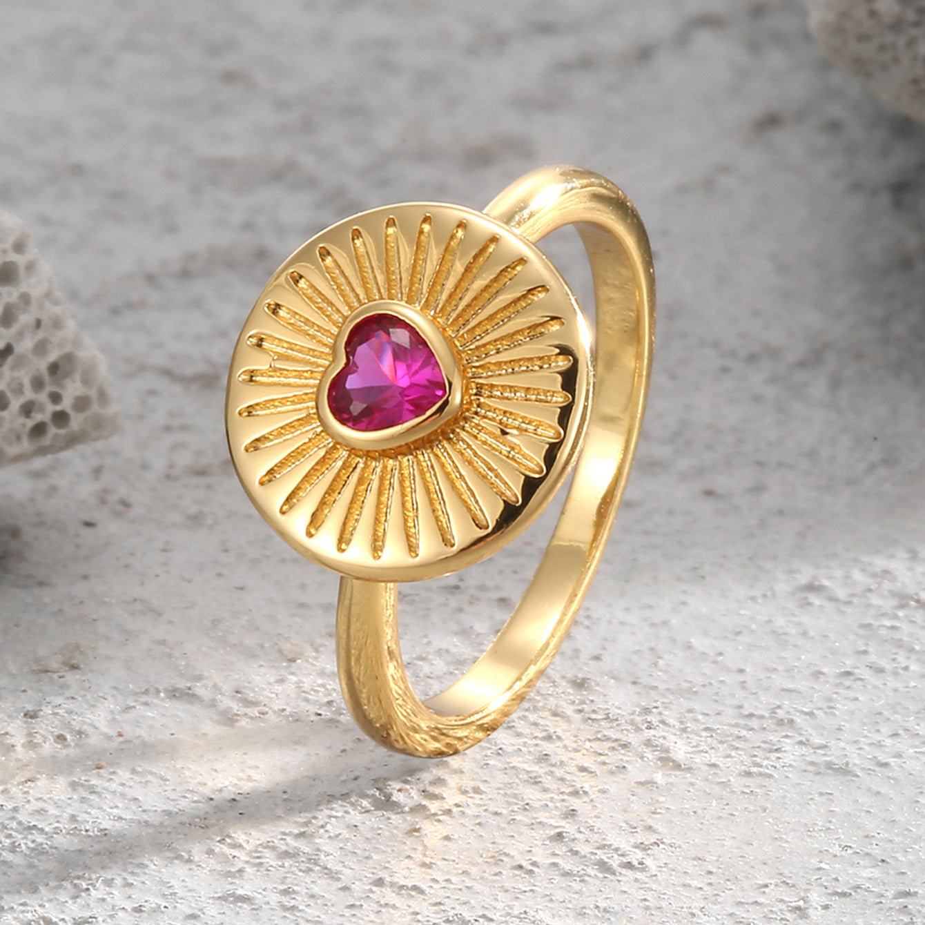 R0156 Brass Gold-Plated Vintage Fashion Design Inlaid Purple Heart Zircon Ring for Women Minimalist