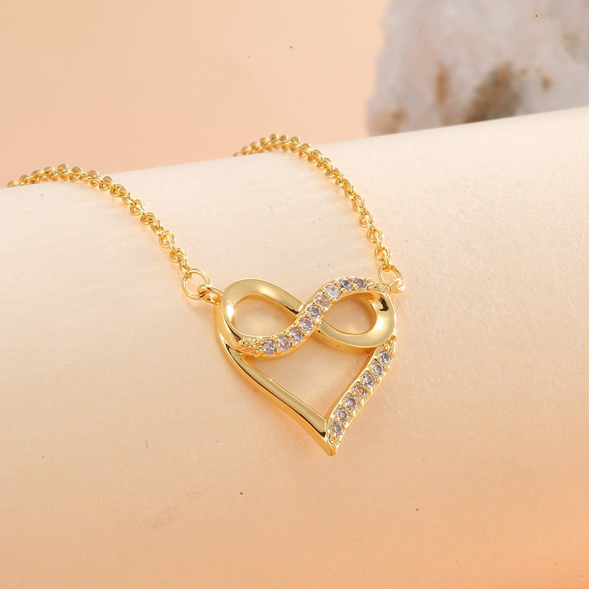 N0016 Japanese and Korean Elegant Luxury Design Hollow Heart Zircon Necklace for Women Infinity Symbol Pendant