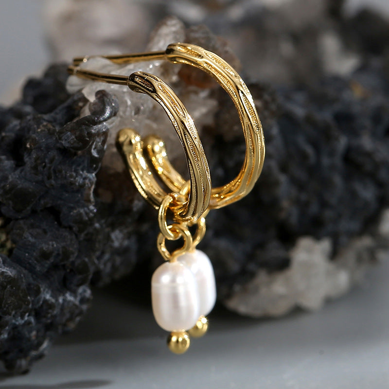 E0441 Manufacturer Supply Fashion Simple Earrings for Women Irregular Shell Beads Vintage C Font Style Earrings