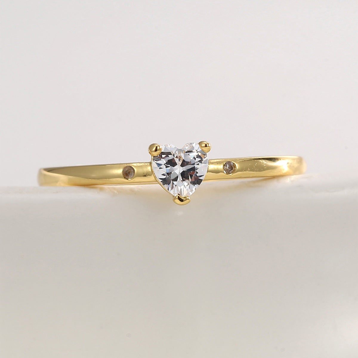 R0646 Design Sense Ring Female fashion Gold Plated Inlaid with Heart Zircon