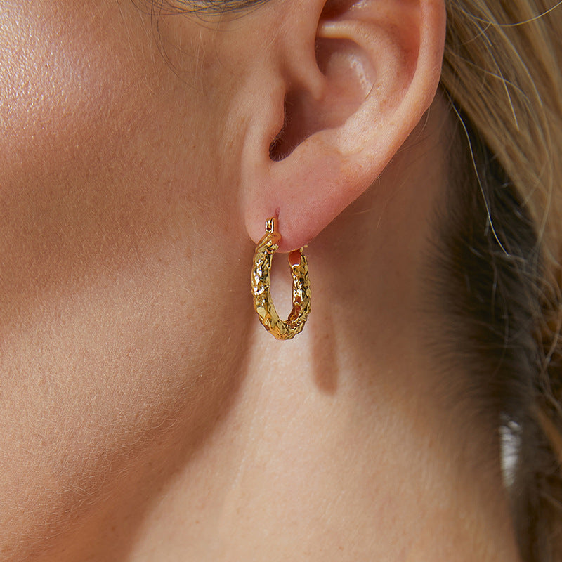 E0488 New Simple Retro Design Hoop Earrings for Women Minimalist Style Irregular Concave Pattern Ear Clips