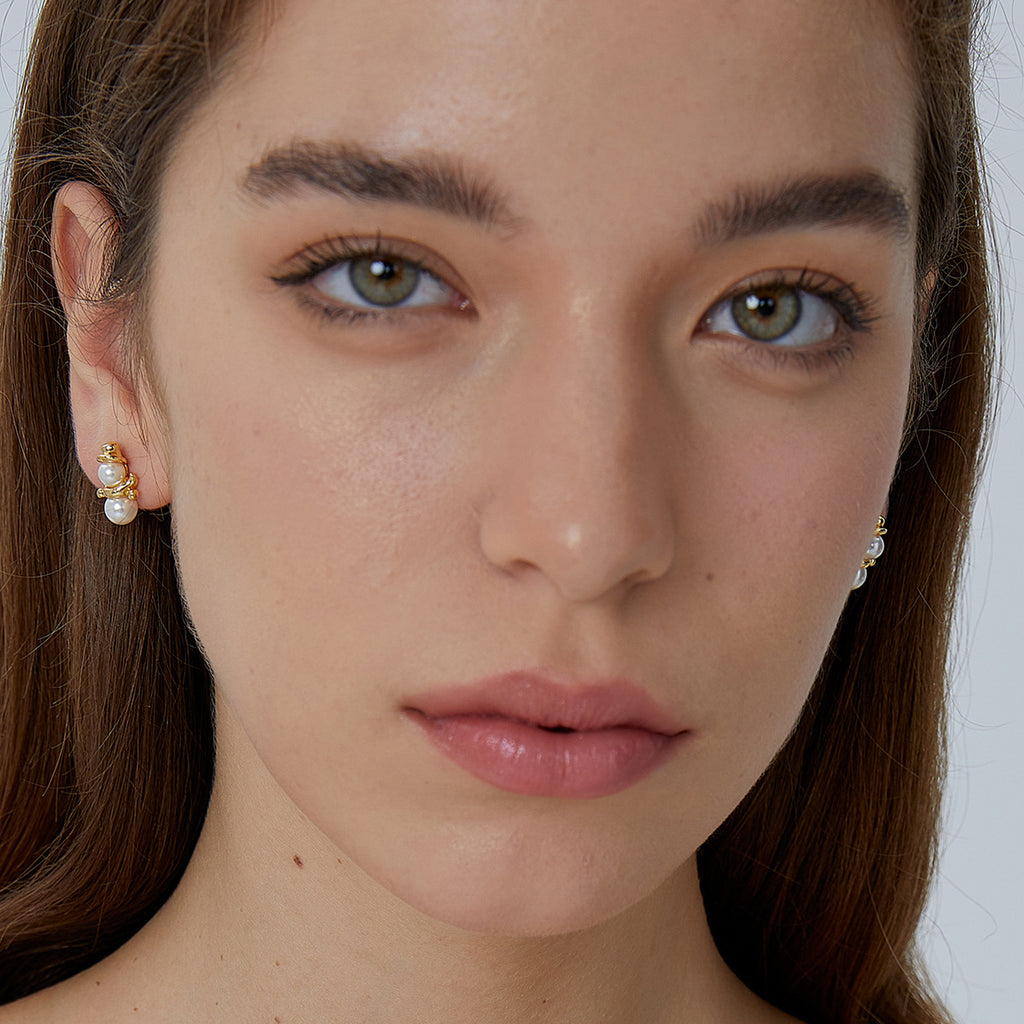 E0538 Christmas Accessories Simple Versatile Design Earrings for Women Copper Plated Real Gold Shell Pearl Snowman Shape Stud Earrings