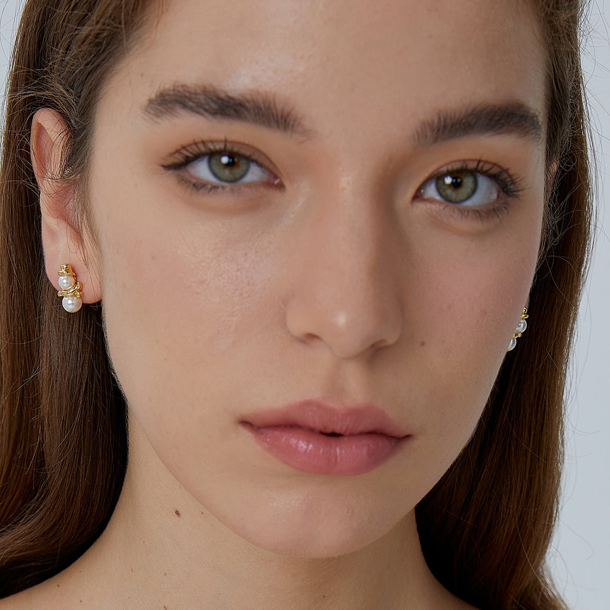 E0538 Christmas Accessories Simple Versatile Design Earrings for Women Copper Plated Real Gold Shell Pearl Snowman Shape Stud Earrings