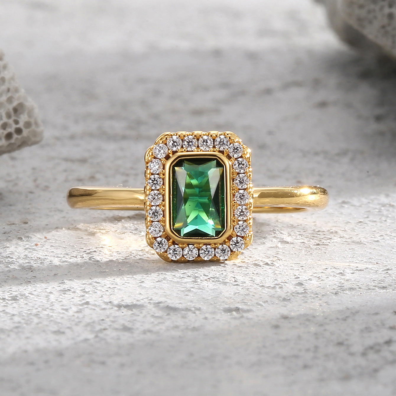 R0148 Exquisite Luxury Inlaid Green Zircon Ring for Women Brass Gold Plated Minimalist