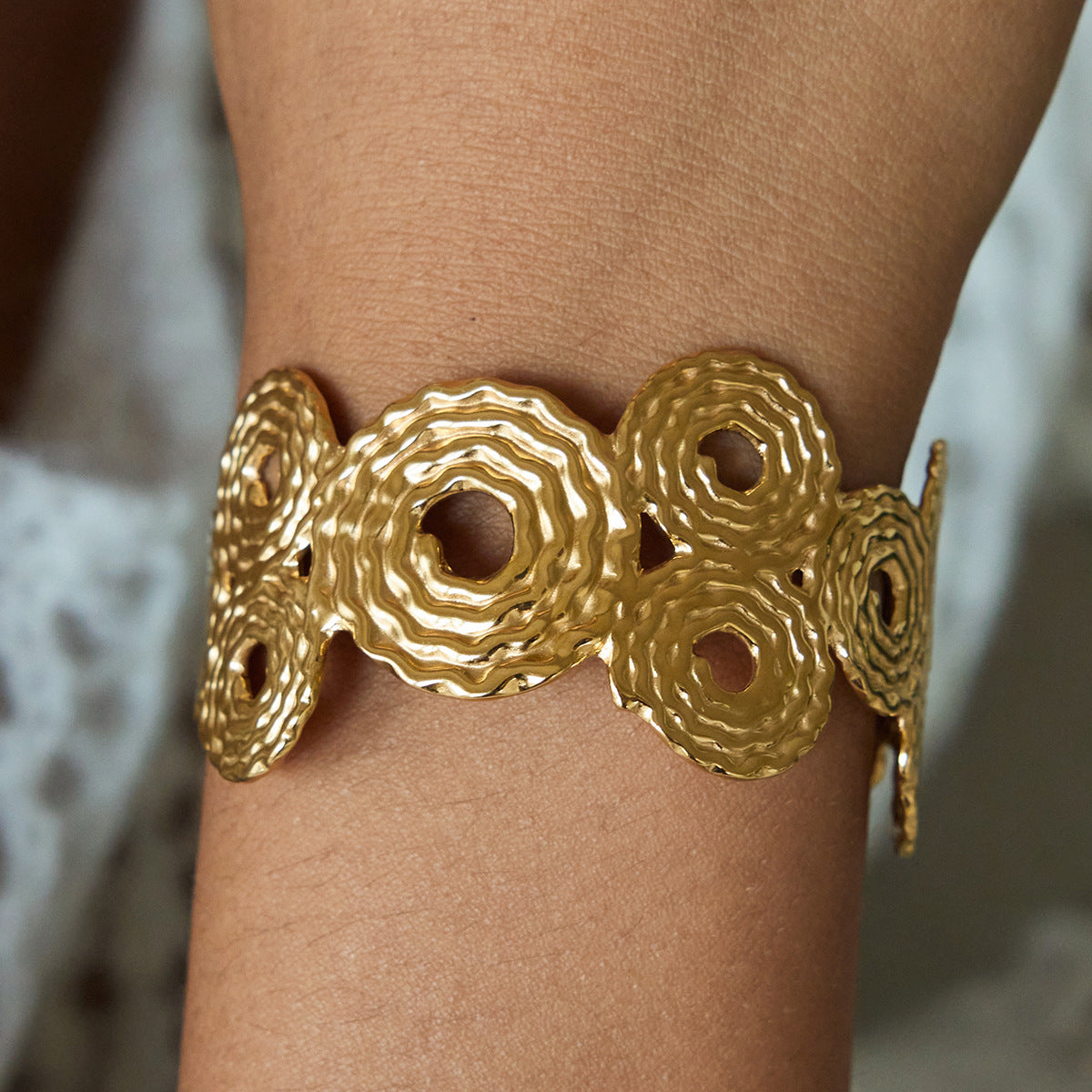 Non-Fading Peace Dove Open Bracelet18K Gold Stainless Steel Product