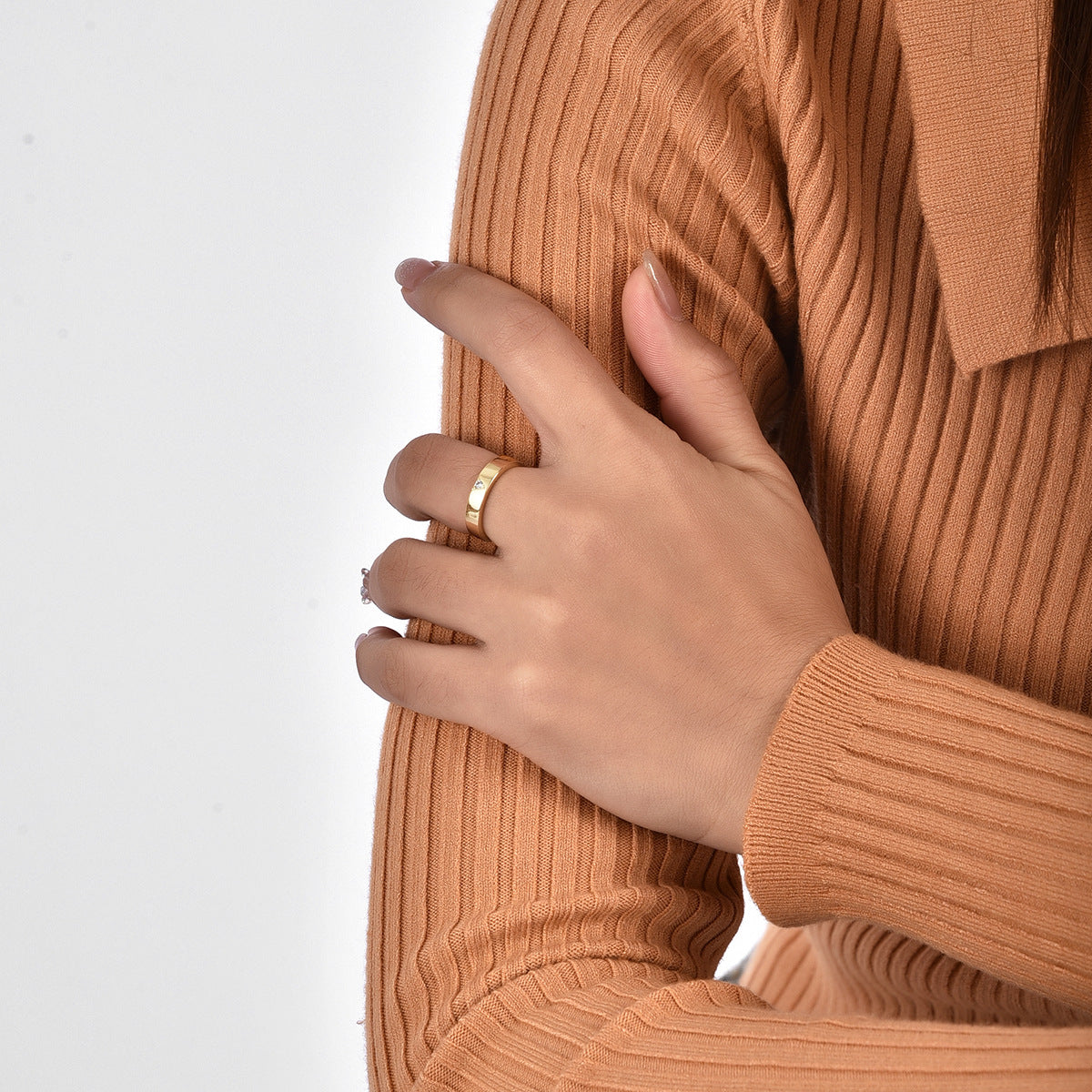 R0172 Brass Jewelry Single Diamond Ring for Women Minimalist Smooth Plain Ring Cool and Simple