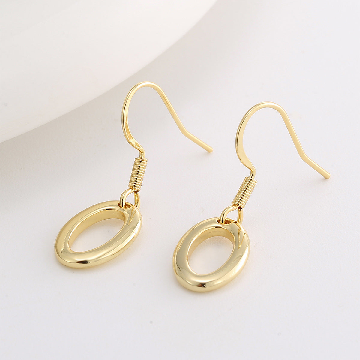 E0755 Autumn Accessories Hip-Hop Style Ear Hooks for Women Gold-Plated Hollow Oval Design Earrings