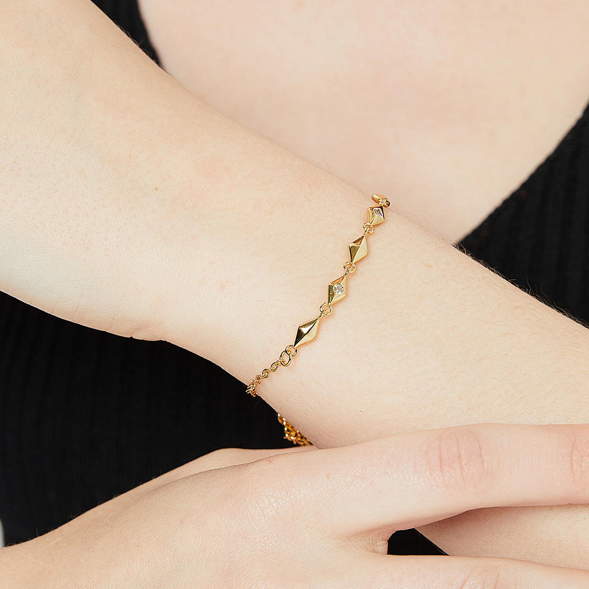 B0037Wind Rhombus Women's Thin Bracelet Fashionable Gold-Plated Copper with Zircon Inlay Source of Goods
