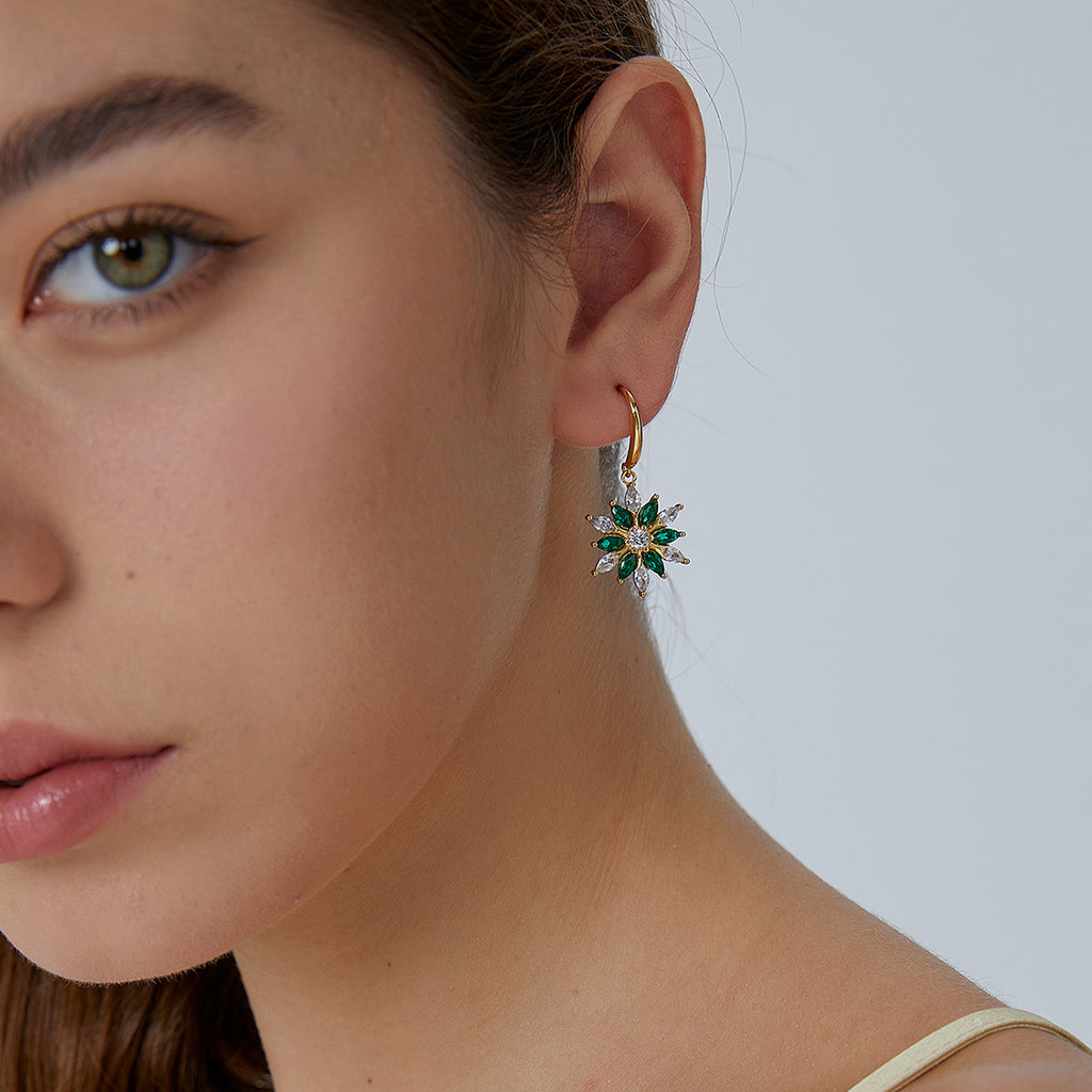 E0536 Christmas Ornaments Minimalist Design Sense Earrings Female fashion Snowflake Green White Zircon Ear Hook