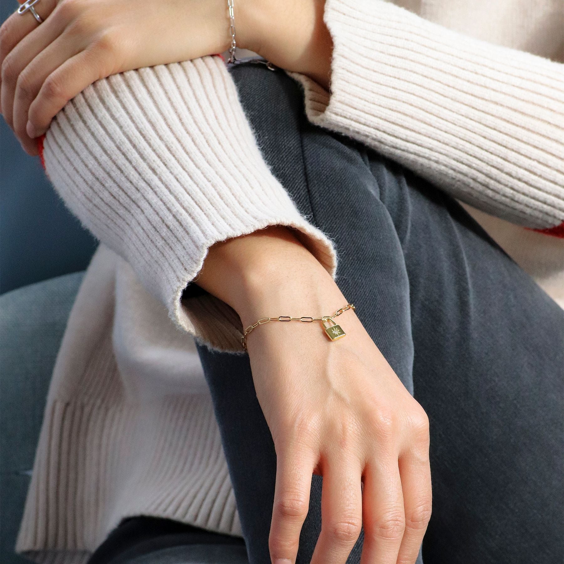 B0062 Foreign Trade Accessories Gold Lock Bracelet for Women gold Minimalist Style Source