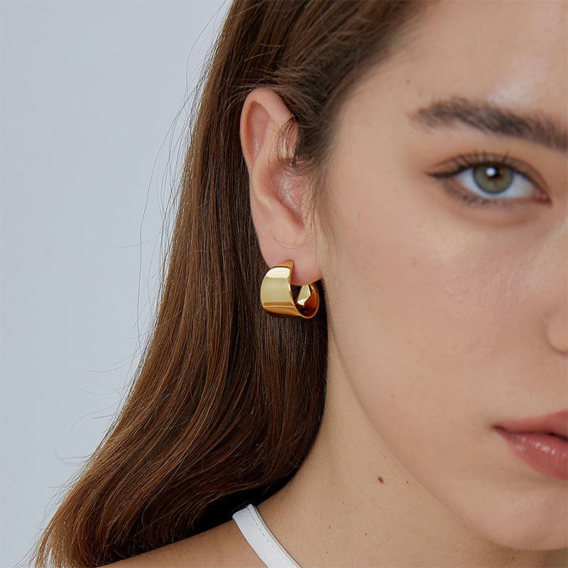 E0485 Modern simple design earrings for women in brass with gold plating C Type Earrings
